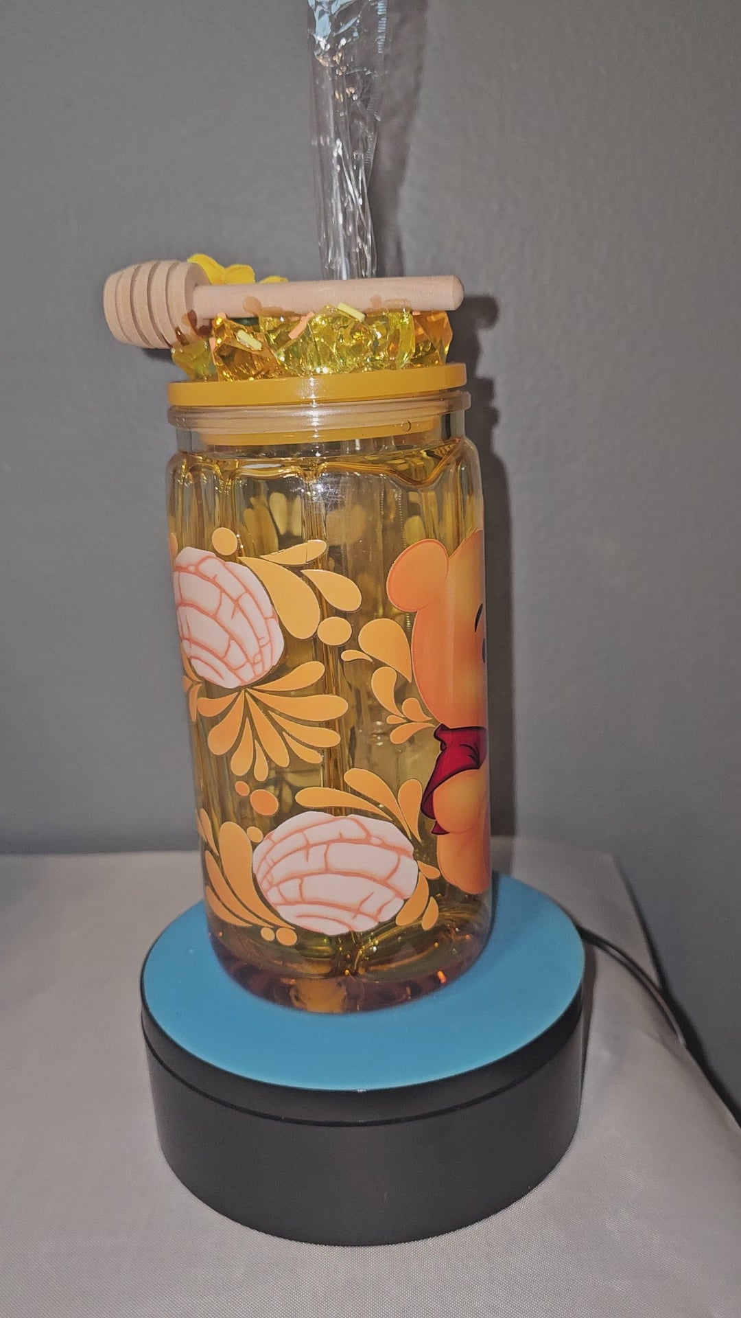 Pooh Honey Drip Tumbler w/decorative lid